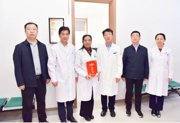 长治市中医医院开展春节前夕慰问老专家、老前辈活动