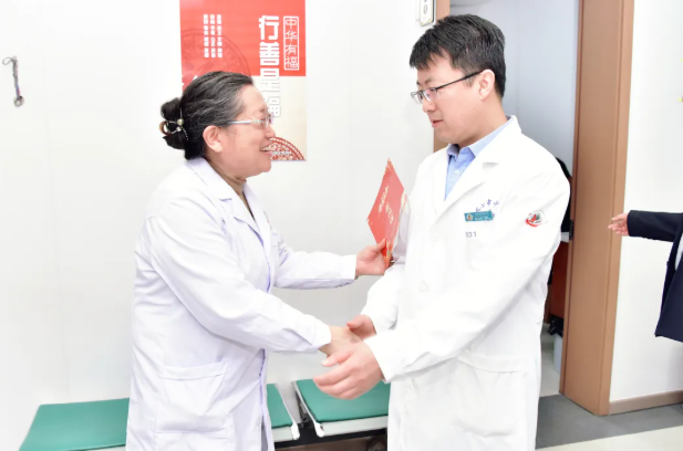 长治市中医医院开展春节前夕慰问老专家、老前辈活动