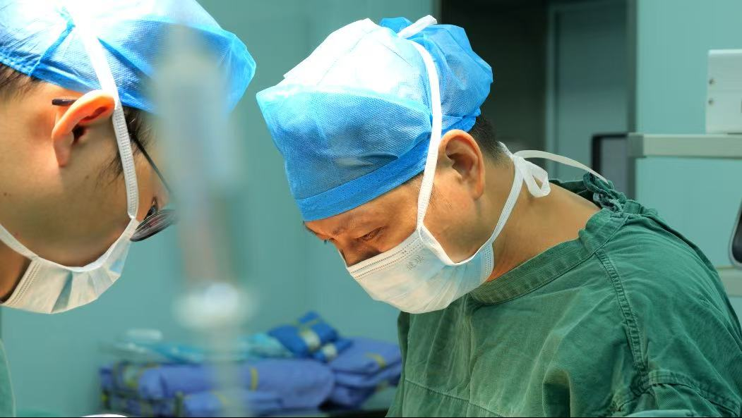 漳州第三医院陈定柱副院长以微创手术，破解双胞胎少年 17 年手足多汗困局