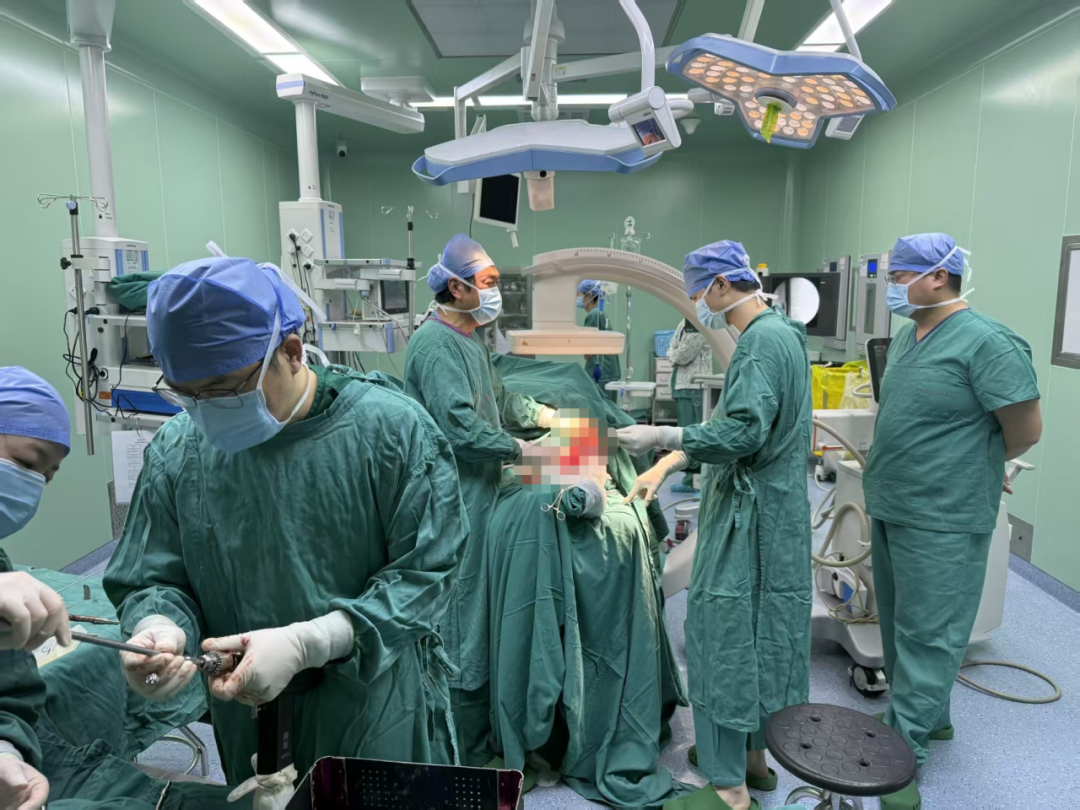 精准微创技术 | 创伤骨科巧施「股骨倒打髓内钉术」,成功救治复杂粉碎性骨折患者