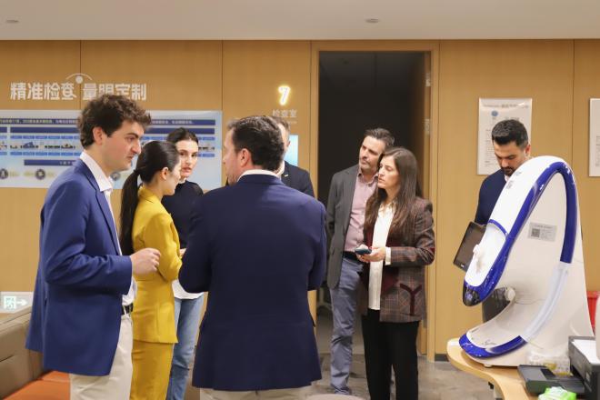 漂洋过海来「探亲」：中、欧爱尔人相聚成都，用「爱」点亮患者满意之光