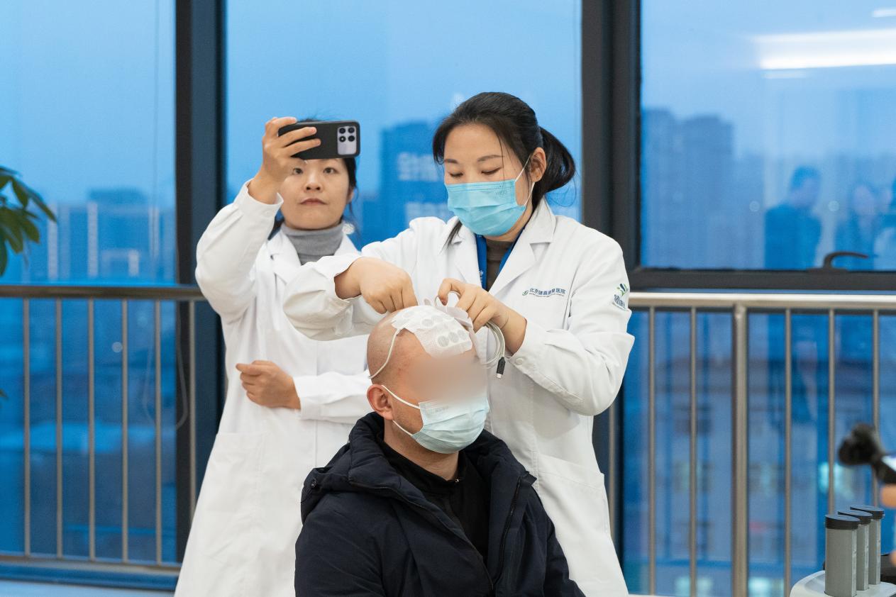 脑胶质瘤治疗迎来创新突破，国产肿瘤电场治疗正式临床应用