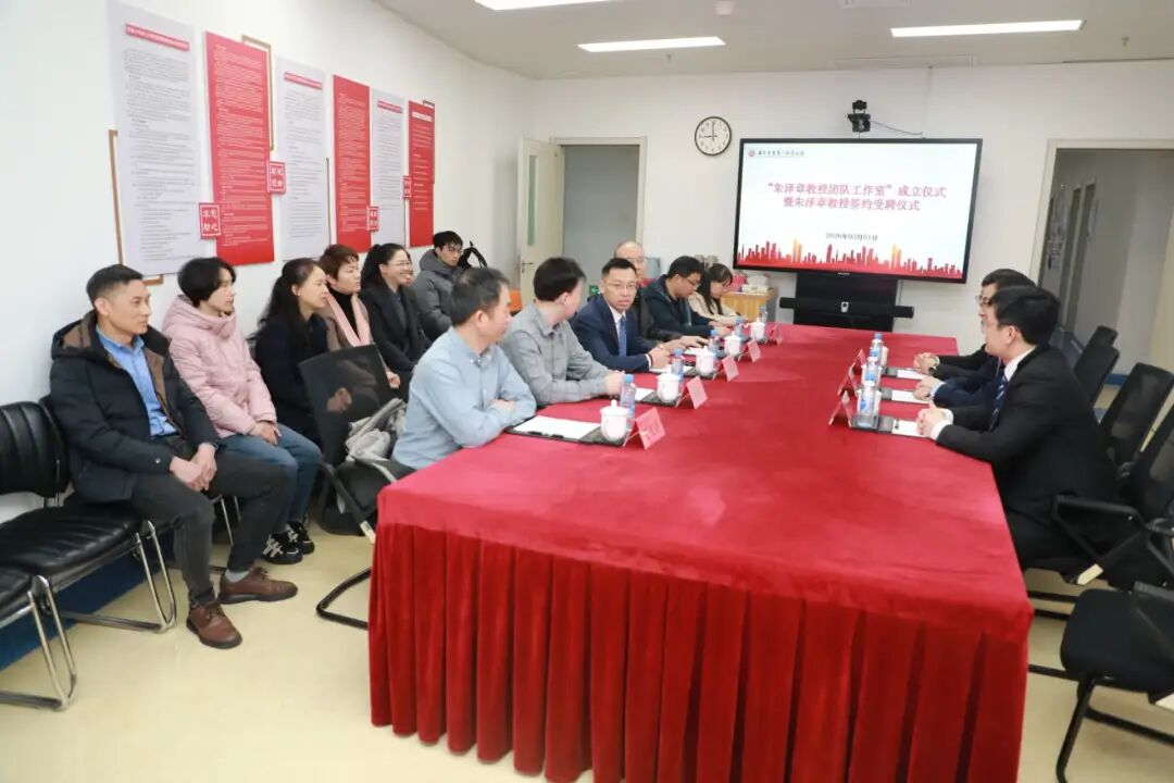 国内知名专家朱泽章教授脊柱畸形工作室落户南大二附院