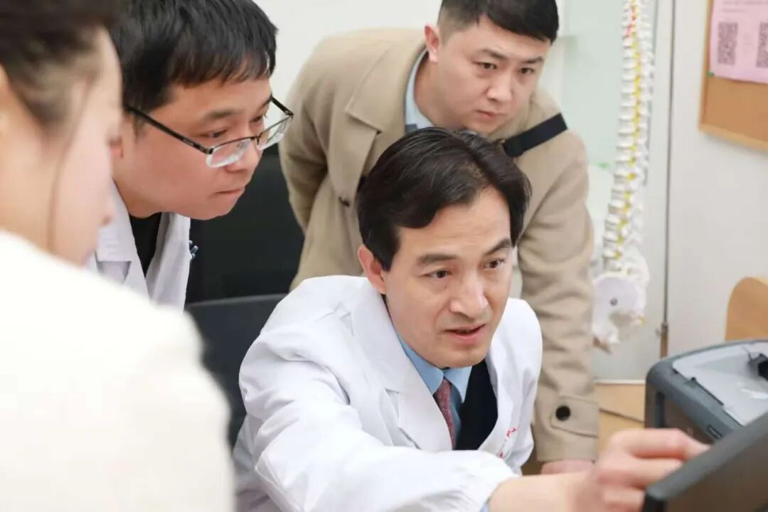 国内知名专家朱泽章教授脊柱畸形工作室落户南大二附院