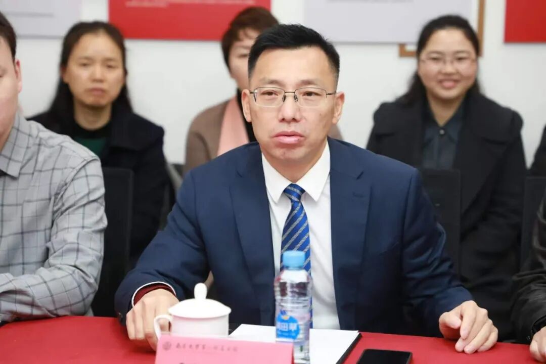 国内知名专家朱泽章教授脊柱畸形工作室落户南大二附院