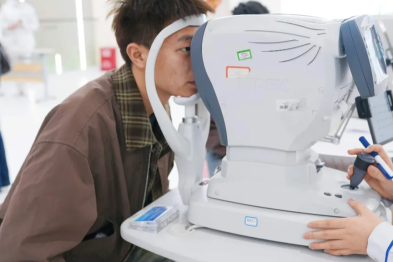 800 度近视+300 度散光，个性化微飞秒圆梦军旅