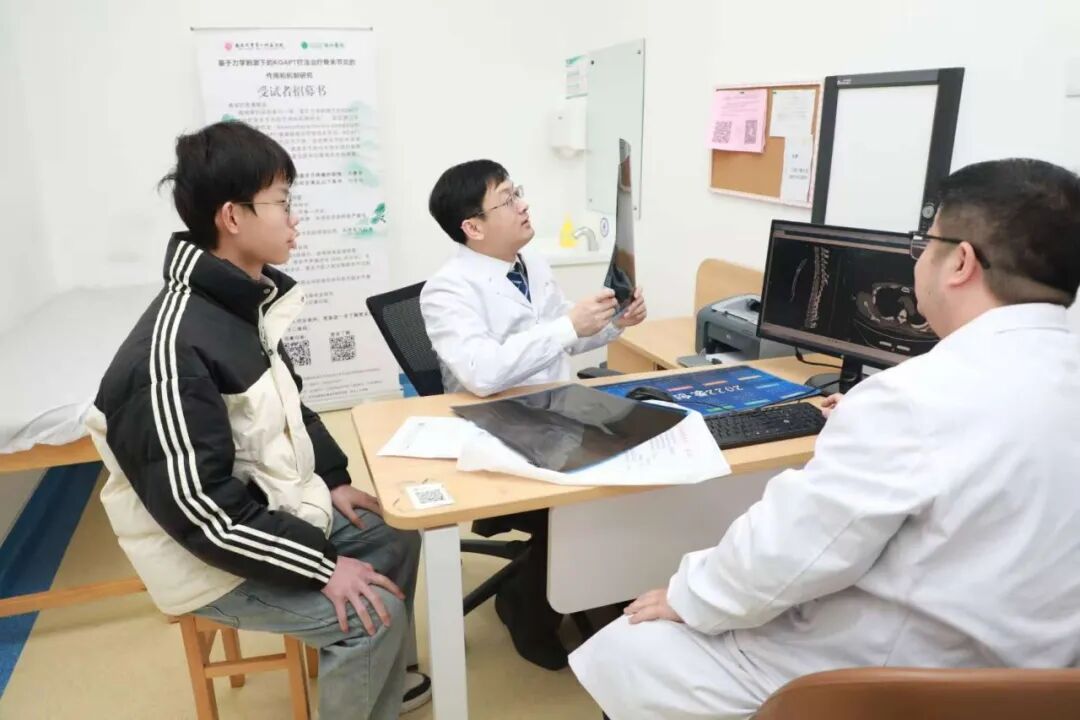 国内知名专家朱泽章教授脊柱畸形工作室落户南大二附院