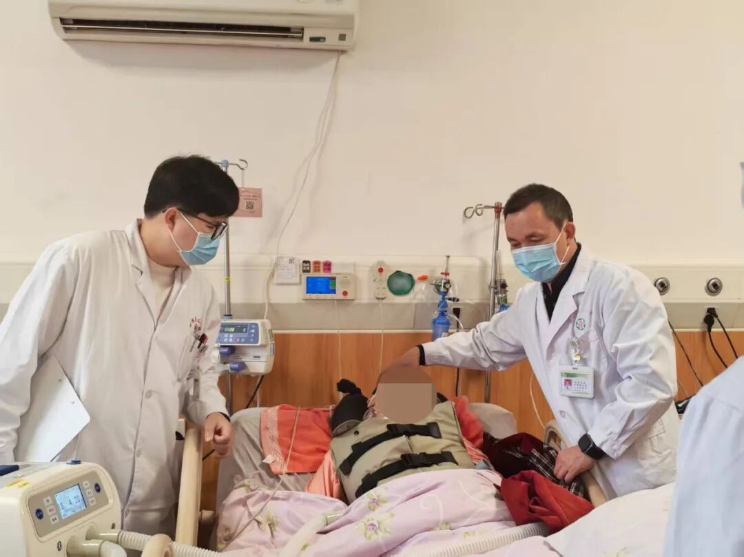 89 岁熊猫血老人脑内大面积出血，竟凭「保守治疗」闯过生死关