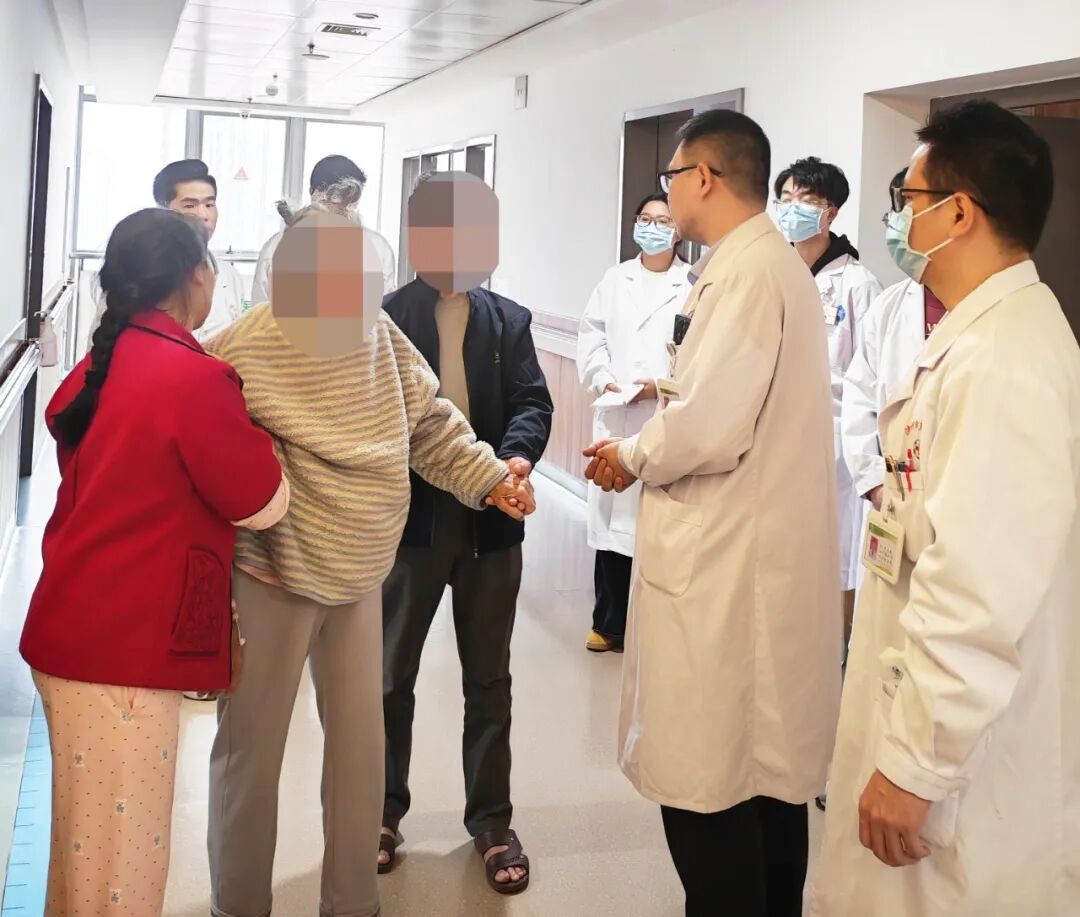 89 岁熊猫血老人脑内大面积出血，竟凭「保守治疗」闯过生死关