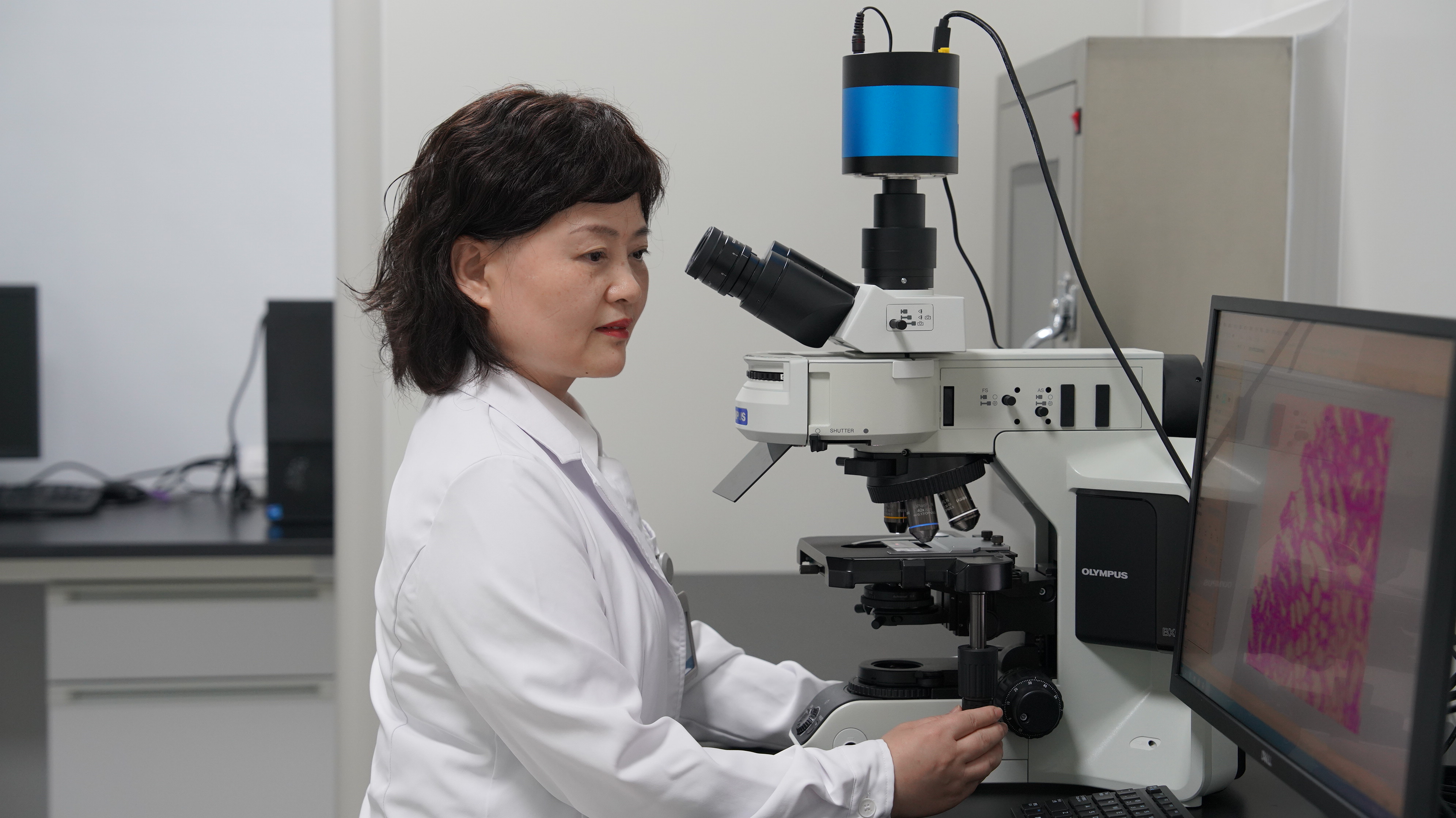 她不看病、不开刀,却是患者依赖的「医学法官」