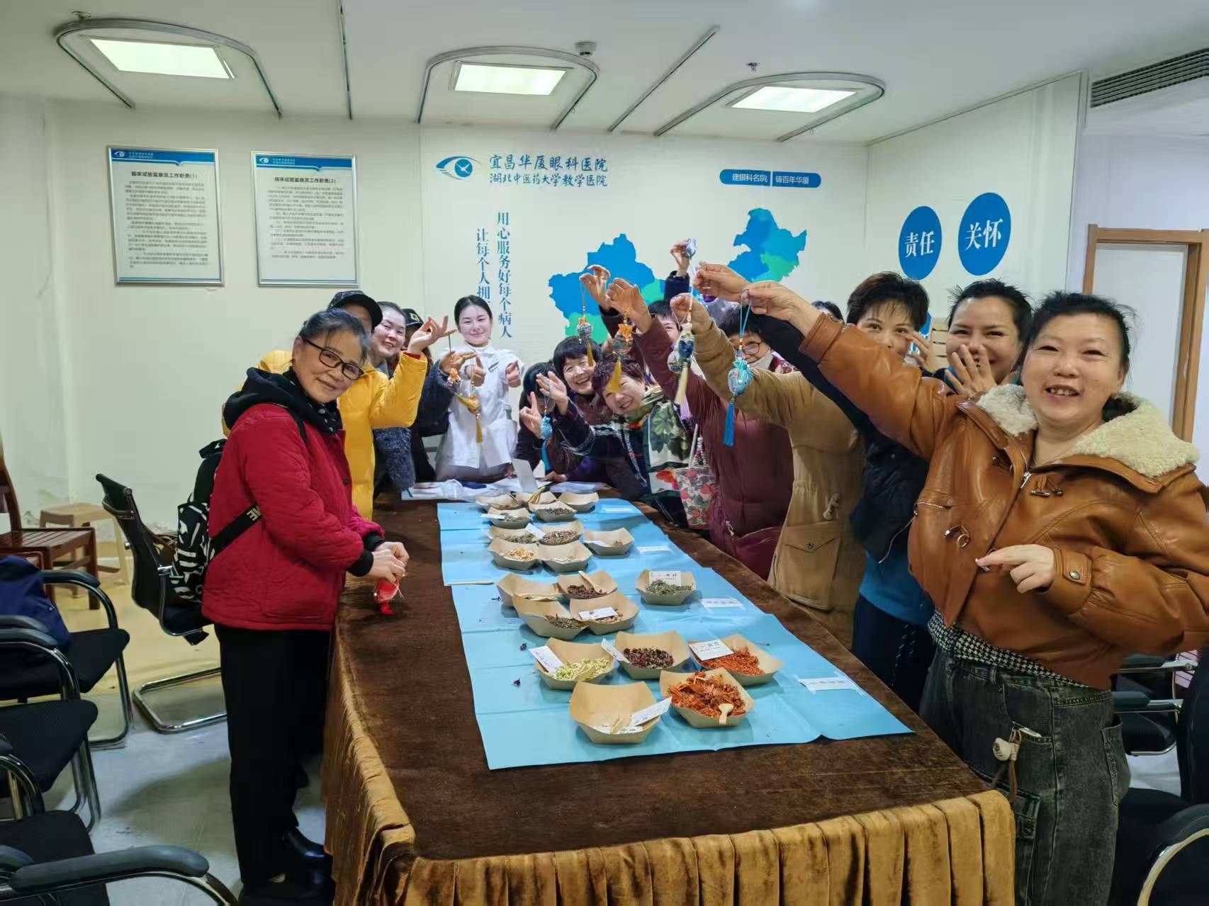 药香伴芳华,巧手筑安康 | 宜昌华厦干眼中心妇女节活动圆满落幕,共守清晰视界!