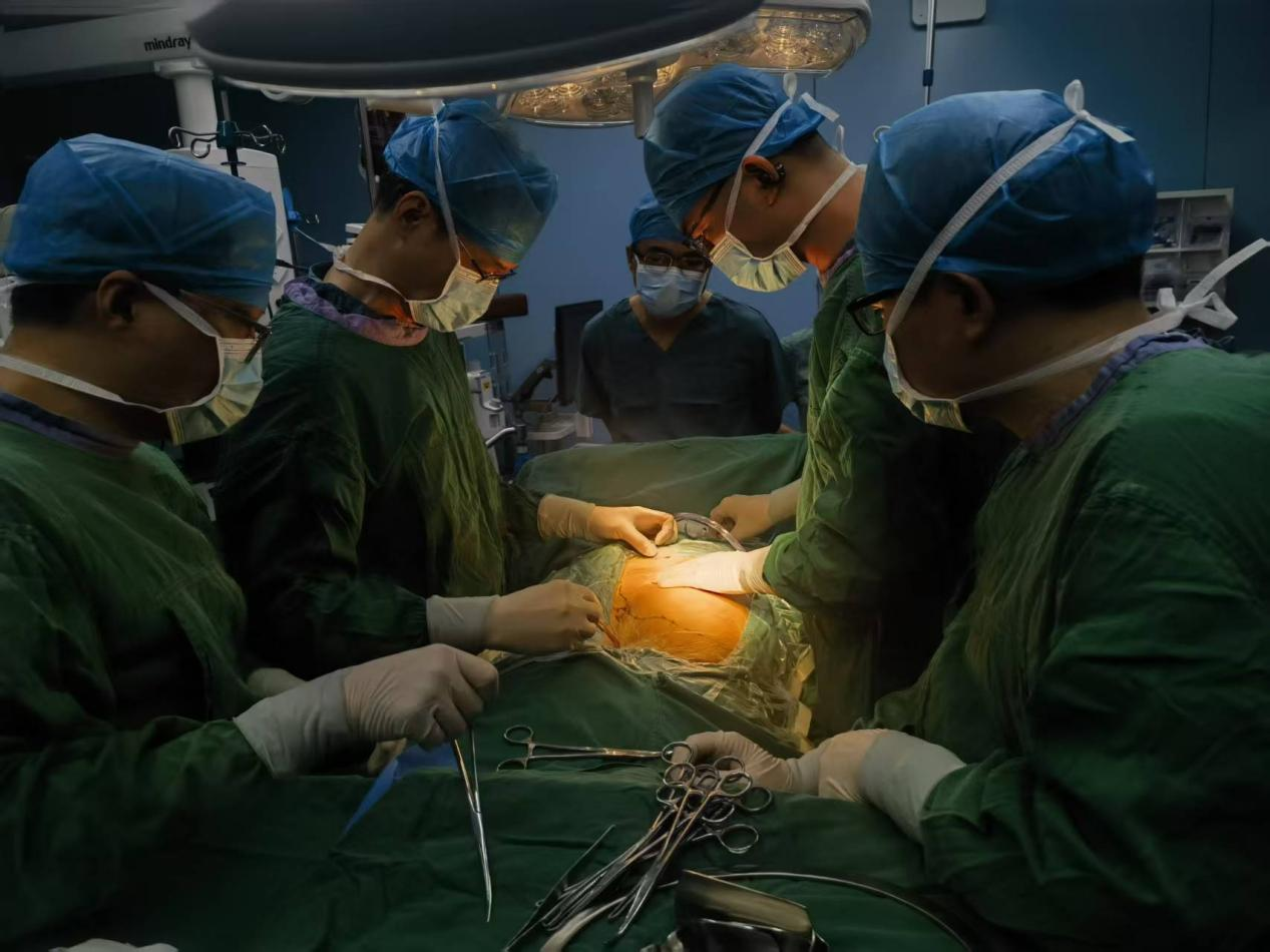 本想「割痔疮」，却意外发现肾上长个「西瓜大」肿瘤