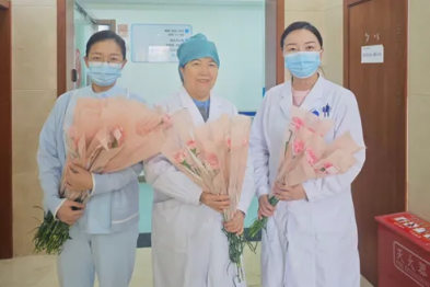 鲜花致敬患者，关怀守护光明 北京华厦民众眼科医院国际妇女节为患者送上祝福