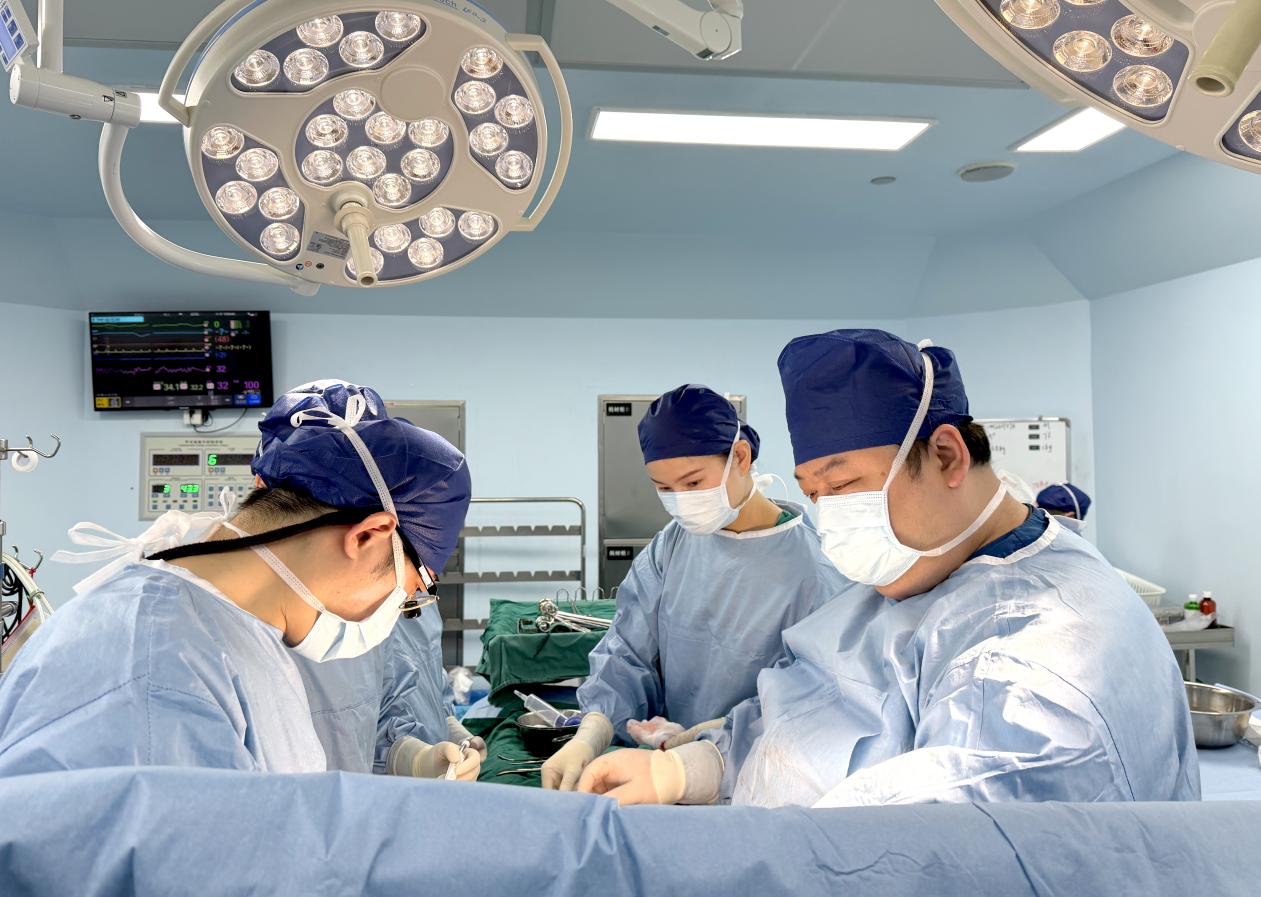 全程零输血!90 克「救命泵」植入心脏 13 岁扩心病男孩重获新生