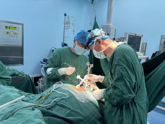 机器人精准 「拆弹」！郑州市中心医院脊柱外科攻克高龄复杂颈椎病手术难题