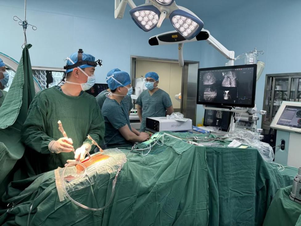 机器人精准 「拆弹」！郑州市中心医院脊柱外科攻克高龄复杂颈椎病手术难题