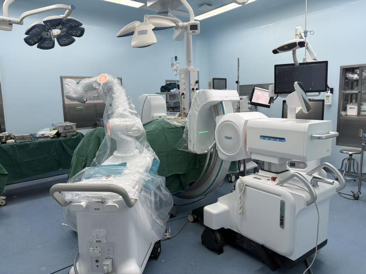 机器人精准 「拆弹」！郑州市中心医院脊柱外科攻克高龄复杂颈椎病手术难题