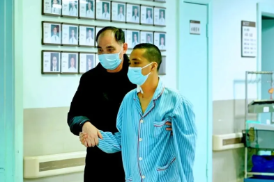 61 岁父亲切下半个肝脏！「只要能救我儿子，舍掉这条老命也值了！」