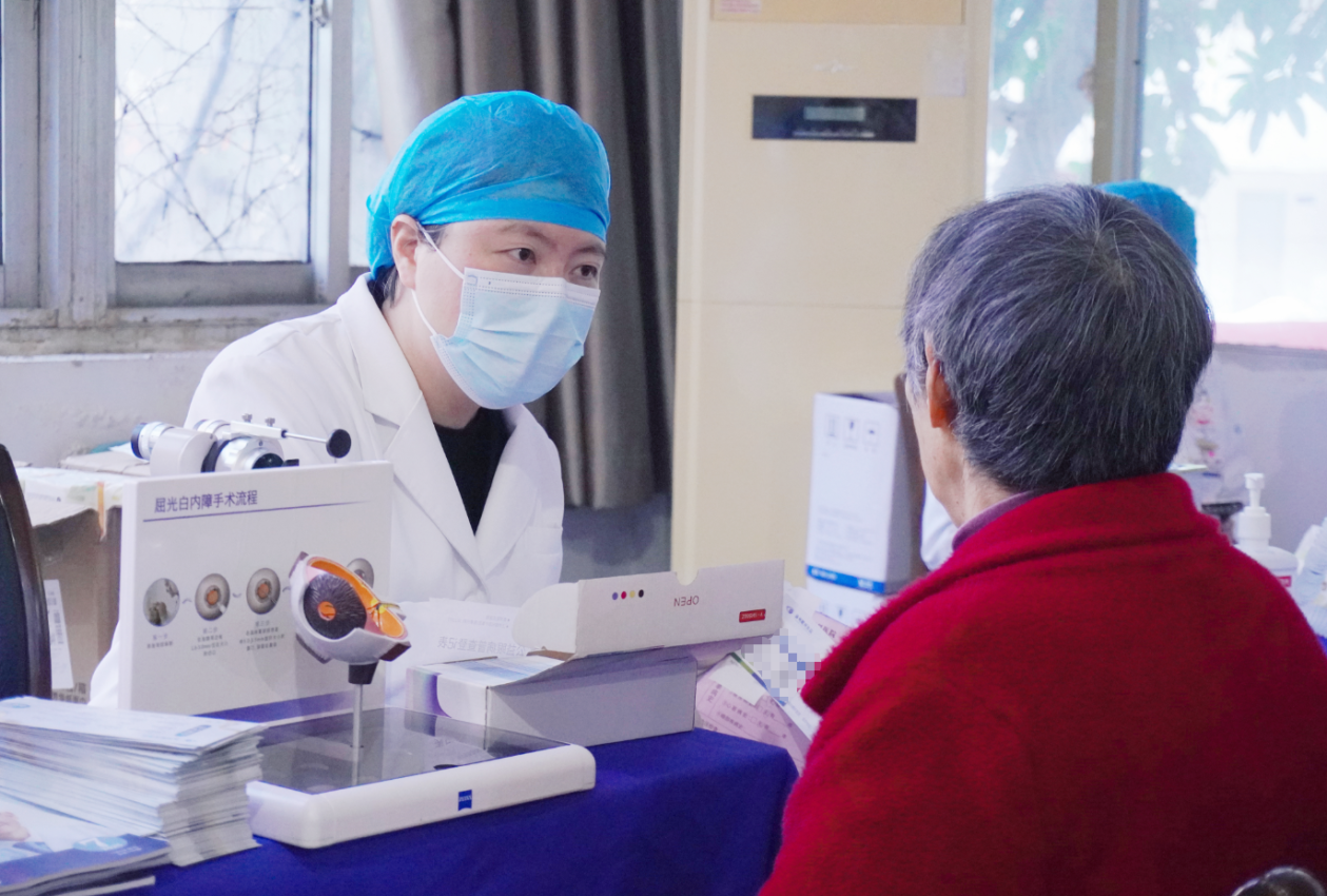 渝州眼科走进重庆理工大学开展退休职工眼科义诊暨健康宣讲活动