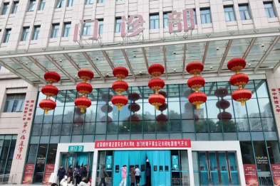 好奇「接」飞机 1 岁女宝手指被割裂