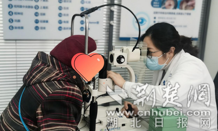 武汉普瑞眼科医院个性化白内障手术助 83 岁退休教师重获幸福晚年