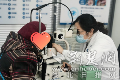 武汉普瑞眼科医院个性化白内障手术助 83 岁退休教师重获幸福晚年