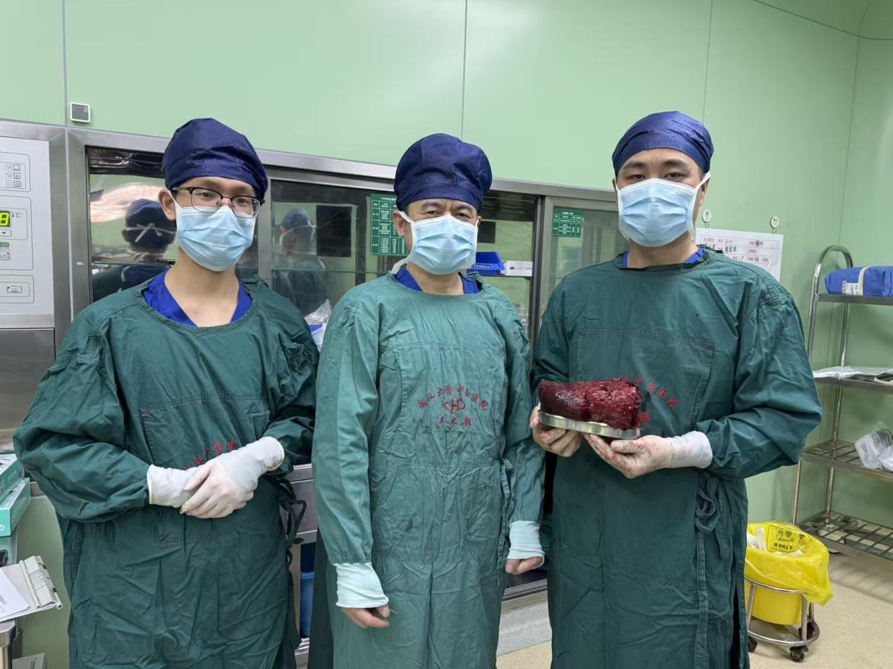 高烧不退以为是普通感冒，武汉专家巧手取出肺部巨大「树瘤」