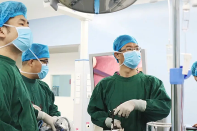 60 岁阿姨突发胃痛 5 小时，急查 CT：胃穿孔