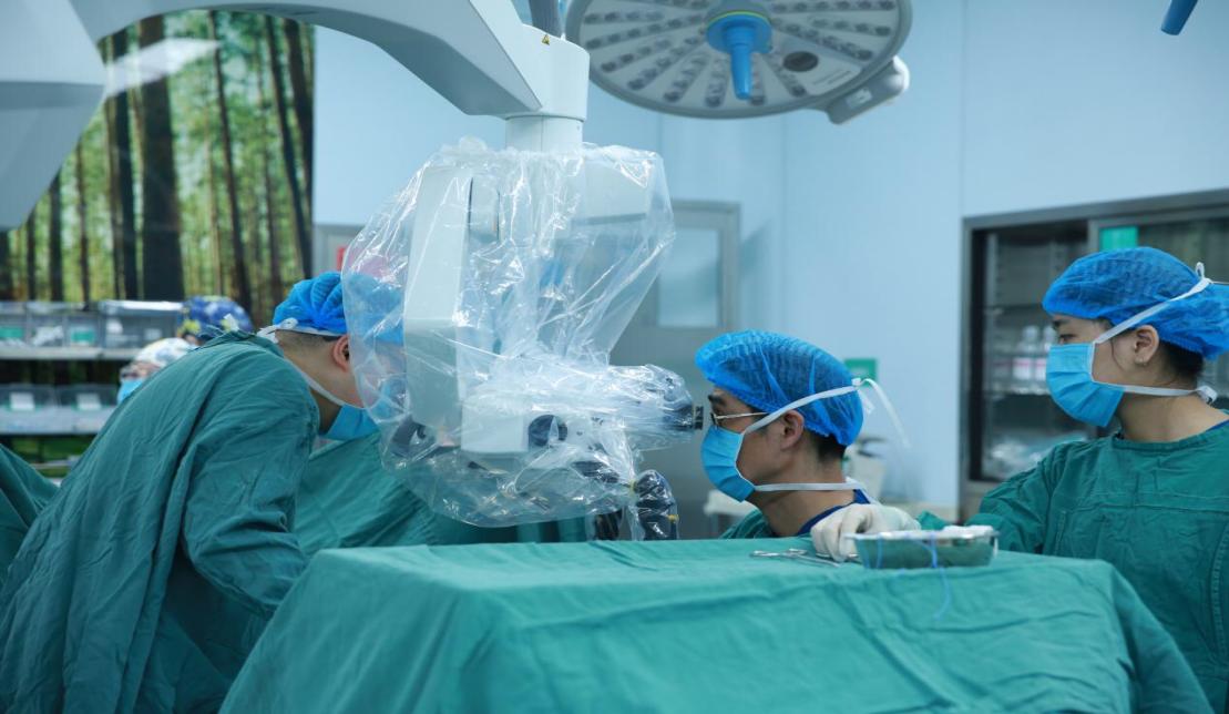 精准「拆弹」！重庆松山医院首例颈动脉内膜剥脱术，为八旬老人清淤救命