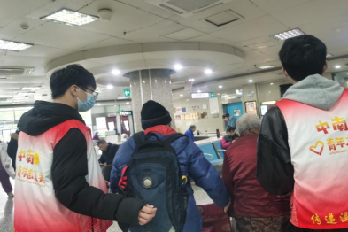 降温天里的「暖流」  武大中南医院「家人式陪诊」让老人就医不犯难