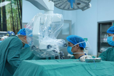 精准「拆弹」！重庆松山医院首例颈动脉内膜剥脱术，为八旬老人清淤救命