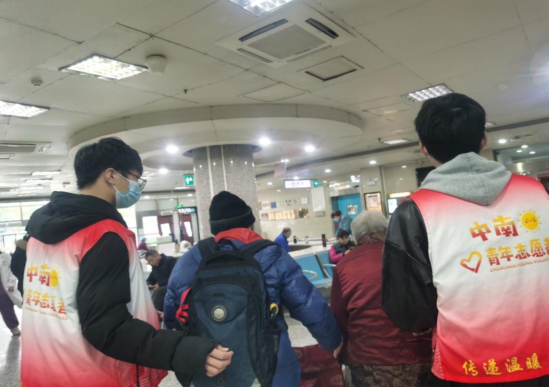 降温天里的「暖流」  武大中南医院「家人式陪诊」让老人就医不犯难