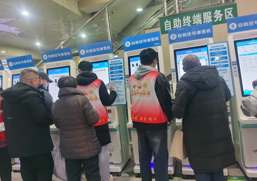 降温天里的「暖流」  武大中南医院「家人式陪诊」让老人就医不犯难