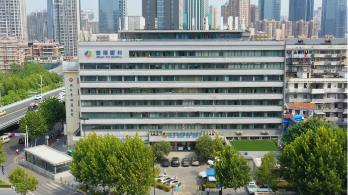 老人视力突然下降确诊多种眼病 武汉普瑞眼科许泽骏提醒不要拖延