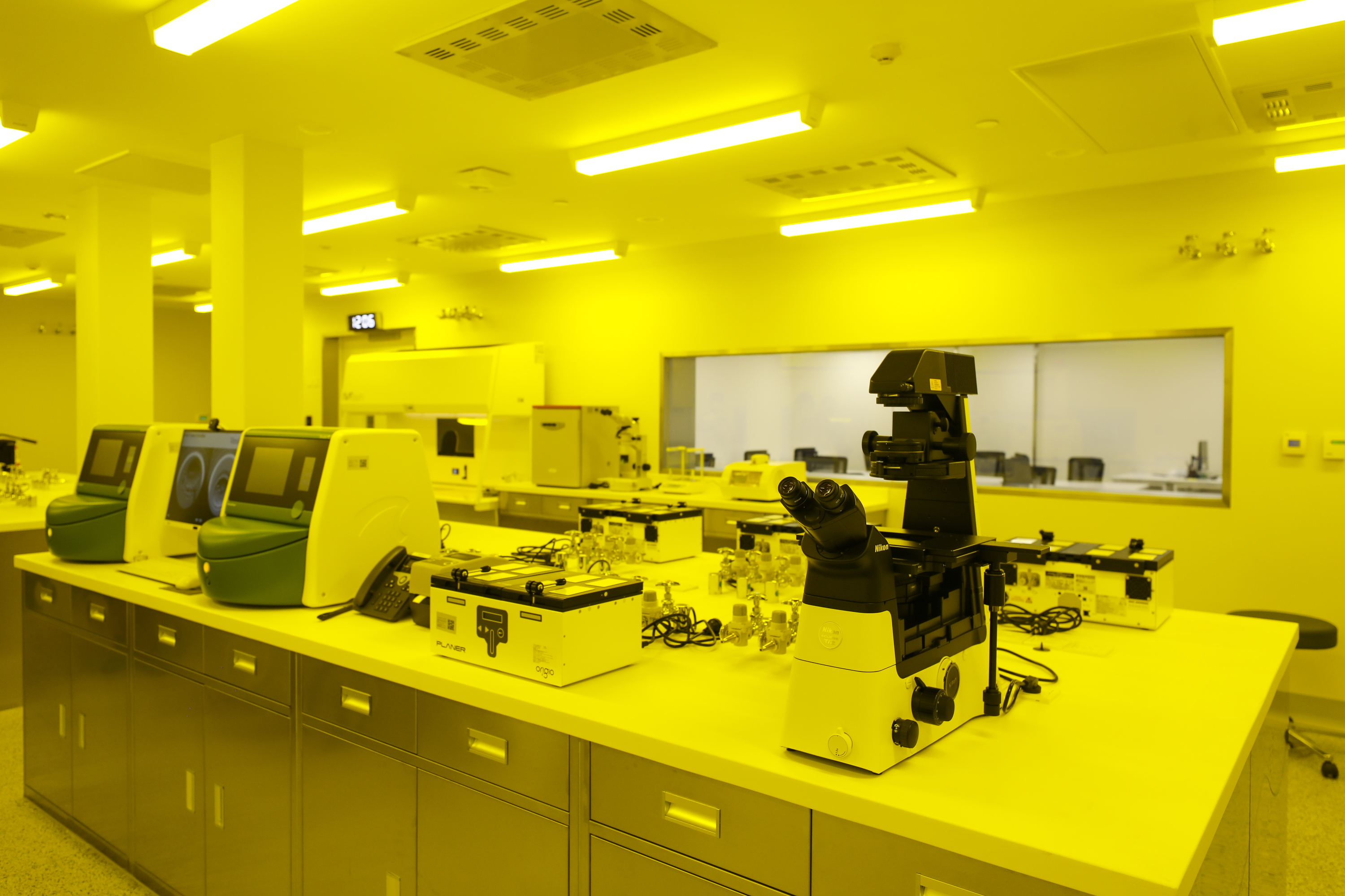 致敬「生命第一守护者」:在显微镜下托举新生希望