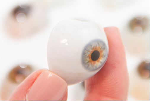 一拖就是 30 年,她终于决定为自己佩戴义眼