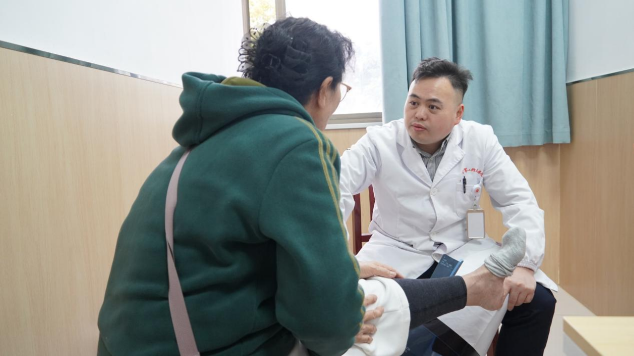 「百场义诊献礼 100 年二附」第 48 站活动走进贵溪