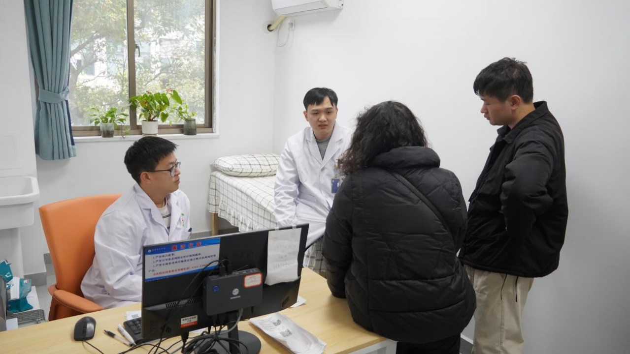 「百场义诊献礼 100 年二附」第 48 站活动走进贵溪