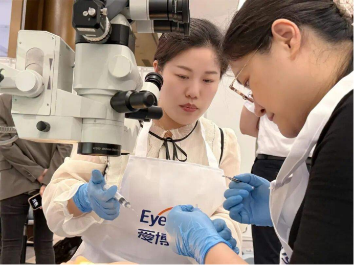 武汉普瑞眼科关念出席第十届眼科学教育大会 担任眼内镜手术带教导师