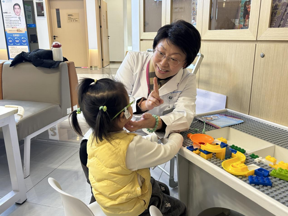 华厦眼科广西区域业务总院长吴西西：深耕眼科四十载，为万千孩子守住清晰「视」界
