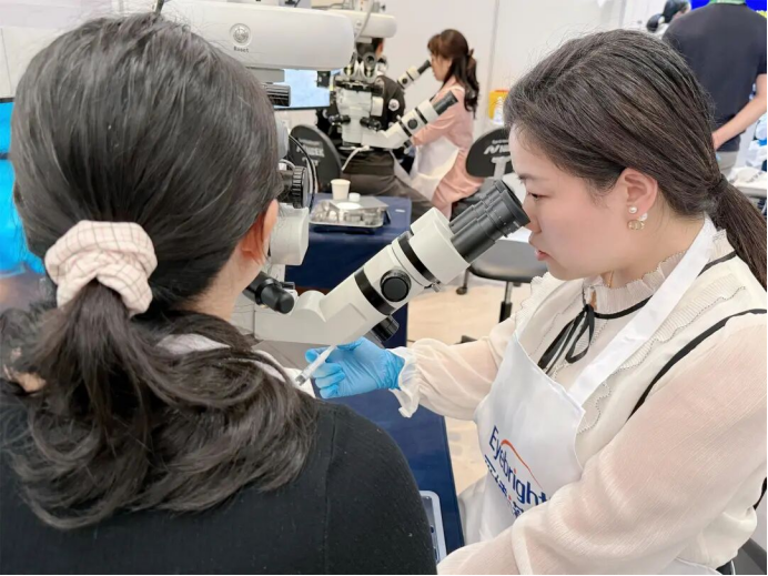 武汉普瑞眼科关念出席第十届眼科学教育大会 担任眼内镜手术带教导师