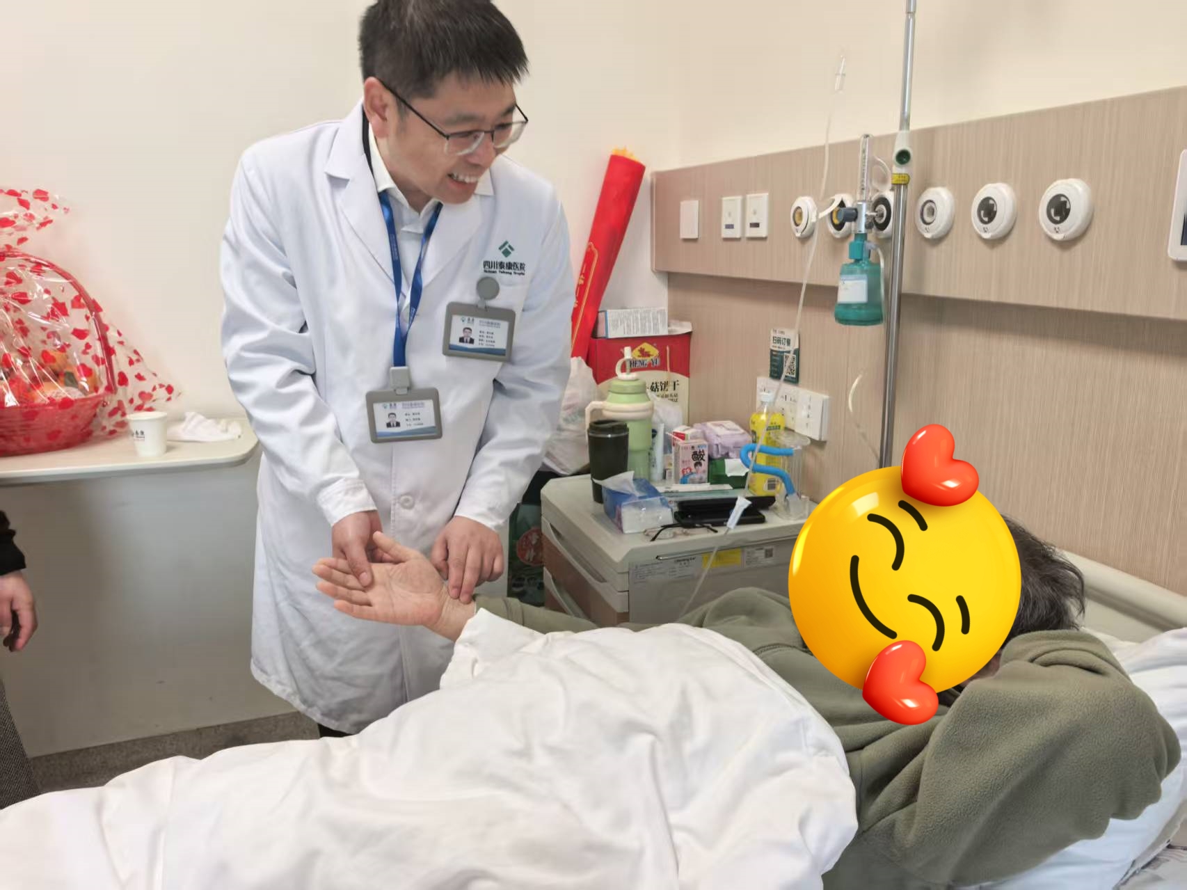 精准施治护血管 四川泰康医院首例腹主动脉瘤 + 髂动脉瘤开放手术获成功