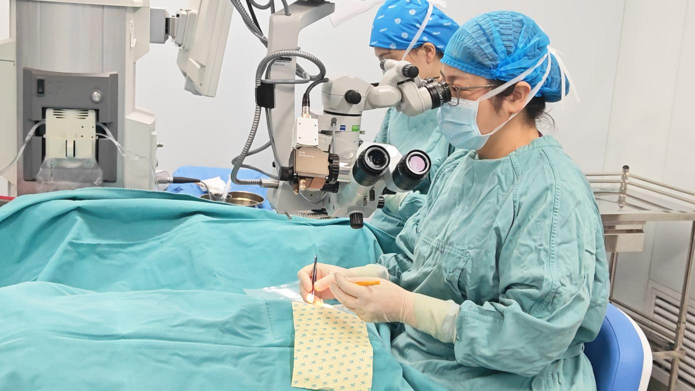 47 岁女子高度近视合并白内障，武汉普瑞眼科医院个性化手术助其重获清晰视界