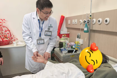 精准施治护血管 四川泰康医院首例腹主动脉瘤 + 髂动脉瘤开放手术获成功