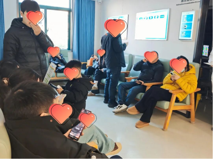 做飞秒激光近视手术后出现视力问题该怎么办？近视专家关念来科普