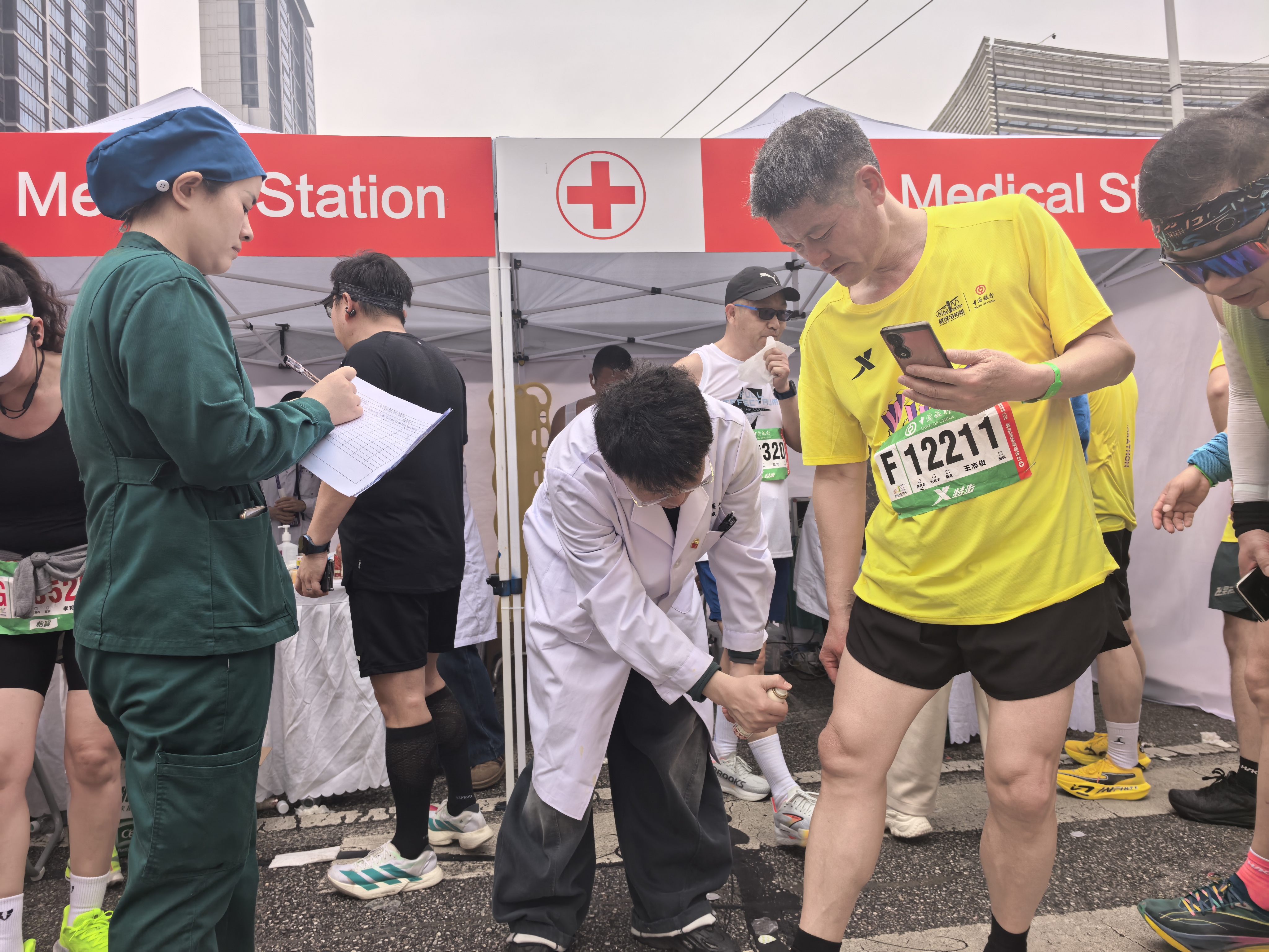 筑牢「生命防线」 !武汉大学人民医院多学科专家团队「硬核」护航 2026 武汉马拉松