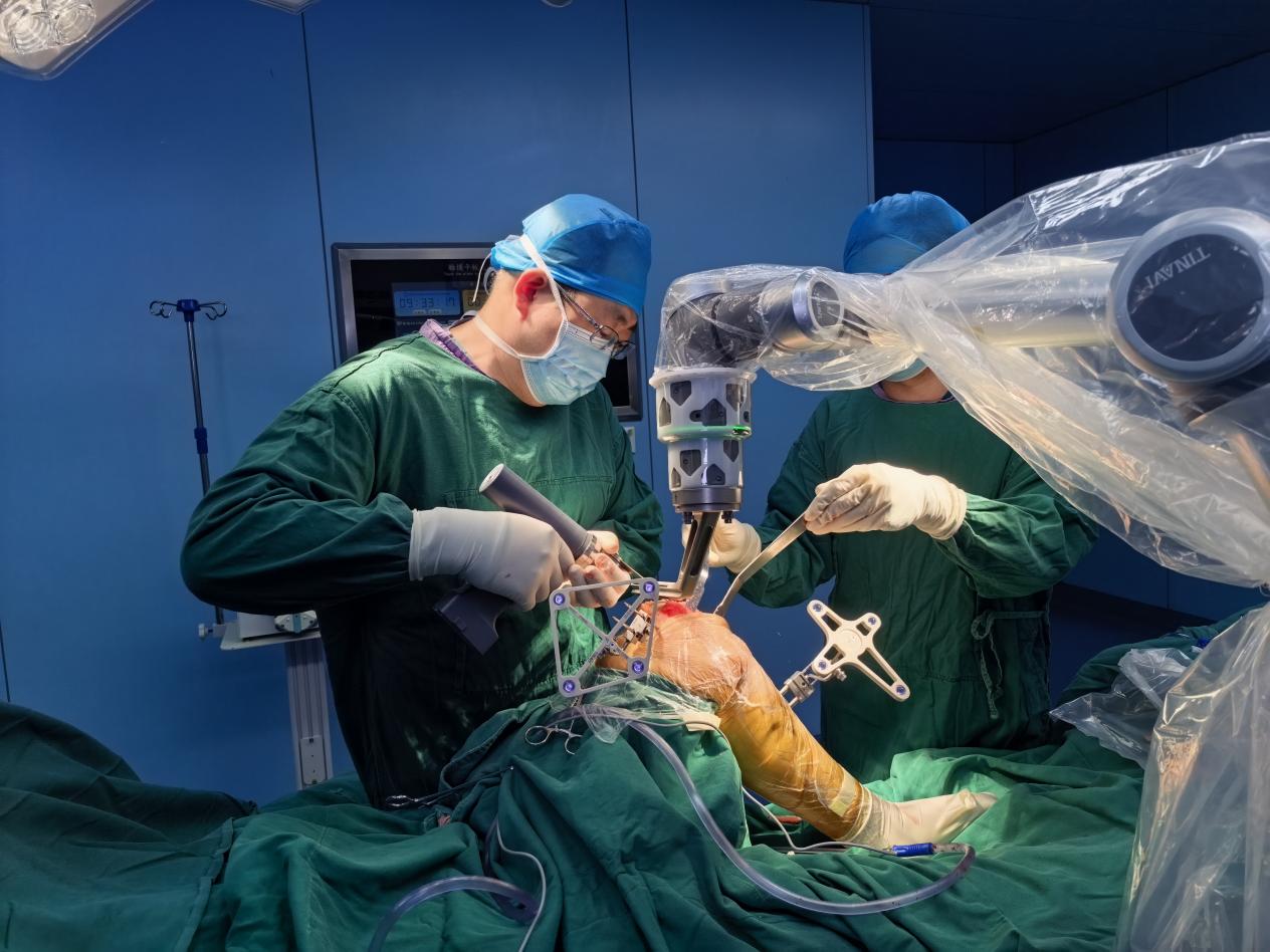 郑州市中心医院机器人精准微创换膝!