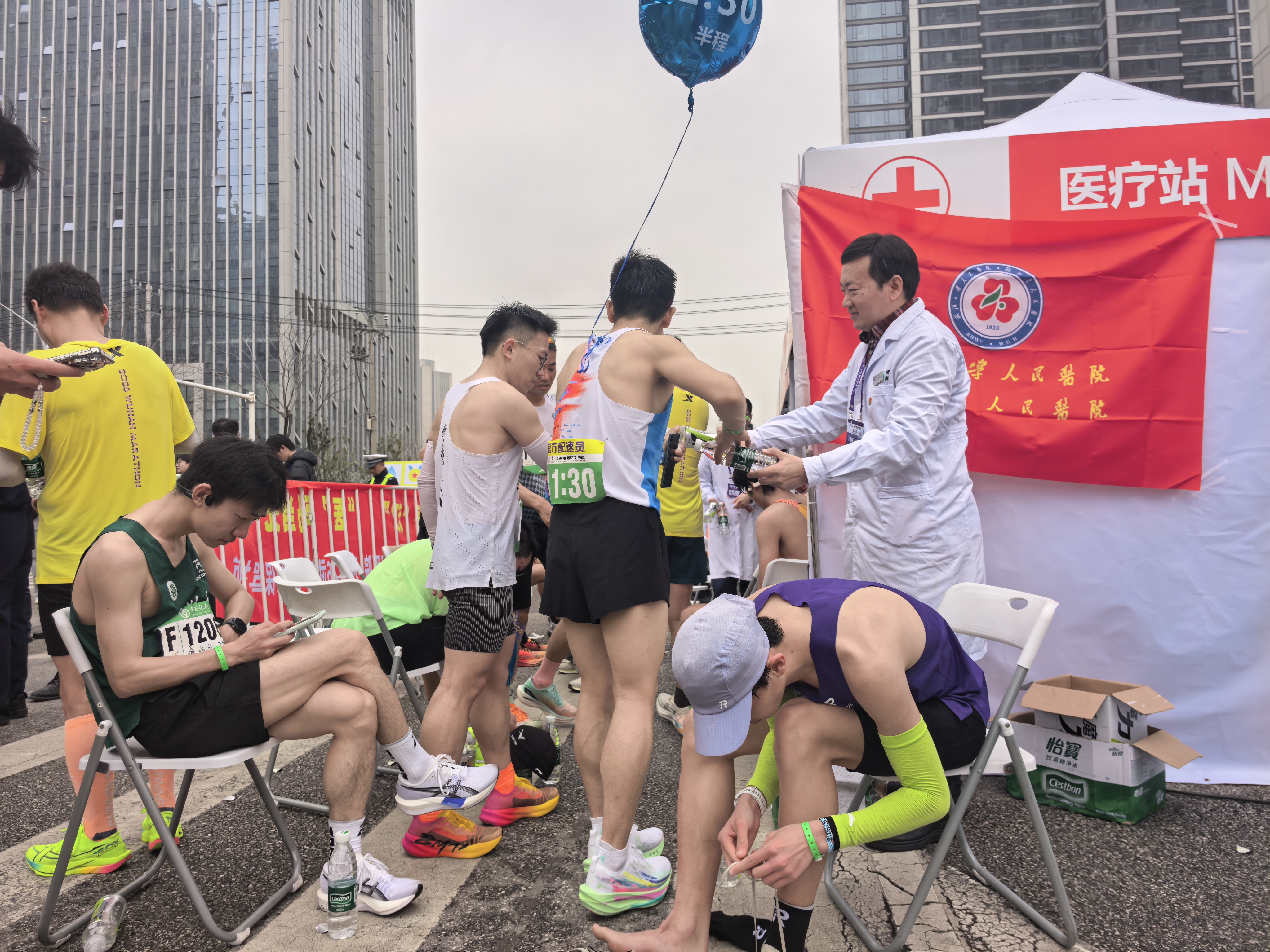 筑牢「生命防线」 !武汉大学人民医院多学科专家团队「硬核」护航 2026 武汉马拉松