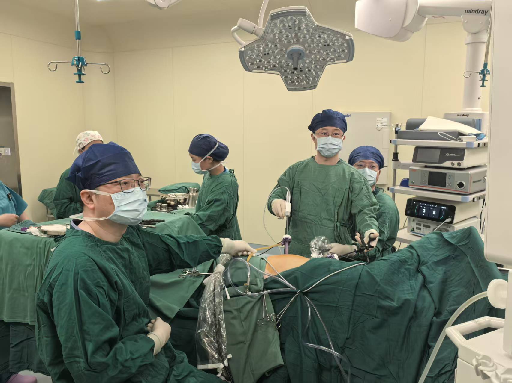 「螺蛳壳里做道场」！武汉大学人民医院洪山院区泌尿外科团队毫米间拆除 14 厘米腹膜后「炸弹」