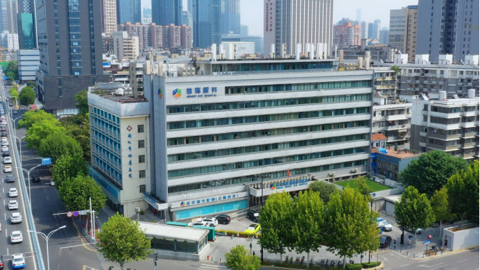 眼睛表面长了一块肉该怎么办？武汉普瑞眼科李强科普翼状胬肉治疗